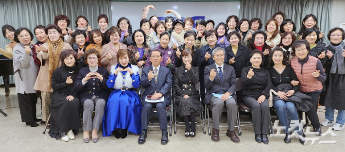 부산CBS콰이어 단원들이 1부 예배 후 단체로 기념 사진을 찍고 있는 모습. 이강현 기자