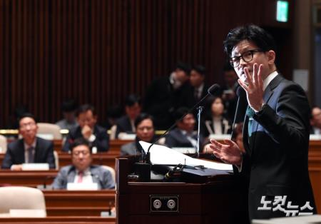 한동훈 장관, 국민의힘 정책의총 참석