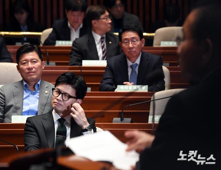 국민의힘 정책의총 참석한 한동훈 장관