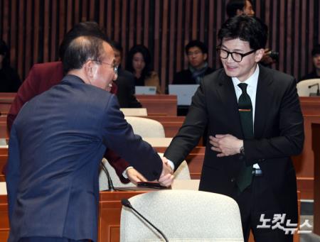 인사하는 한동훈-윤재옥