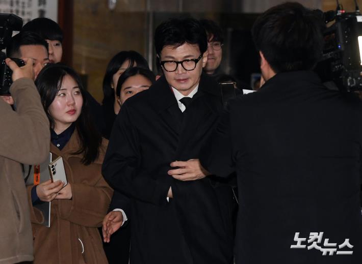 국회 들어선 한동훈 법무장관