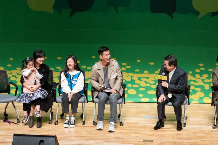 6일 오전 경기도청 다산홀에서 열린 경기도 360°돌봄 '언제나 돌봄'을 펼치다 행사에서 '돌봄' 소통을 하고 있다. 경기도 제공