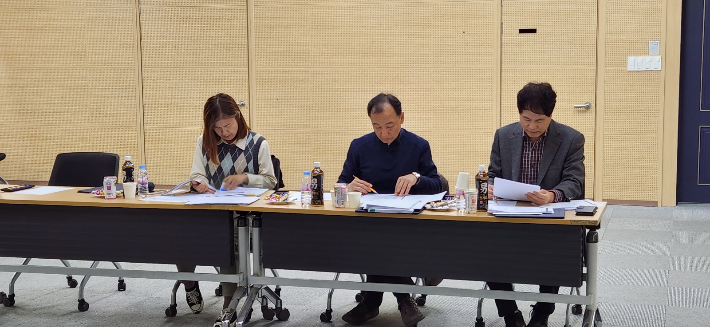 전북기자협회 '2023 전북기자상' 심사위원들이 출품작을 살펴보고 있다. 전북기자협회 제공