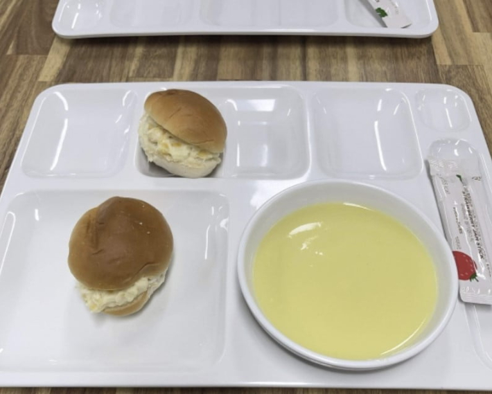 서울의 한 경찰서 구내식당의 아침 식사. 온라인 커뮤니티 캡처