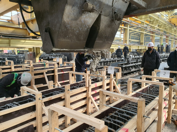 저탄소 콘크리트 실험체 제작(타설) 과정. 삼성물산 제공