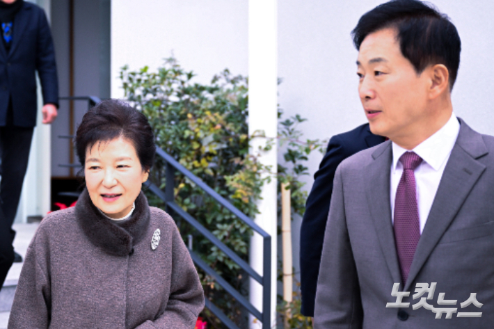  6일 박근혜 전 대통령이 대구지역 언론사 국장단과의 간담회를 가진 후 유영하 변호사와 함께 대구시 수성구의 한 음식점에서 나가고 있다. 