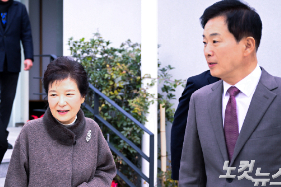  6일 박근혜 전 대통령이 대구지역 언론사 국장단과의 간담회를 가진 후 유영하 변호사와 함께 대구시 수성구의 한 음식점에서 나가고 있다. 