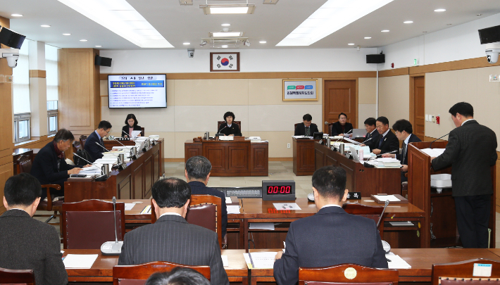 2024년도 강원도 당초 예산안 예비 심사를 진행 중인 강원도의회 상임위원회 회의 장면. 강원도의회 제공 