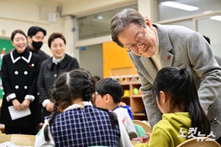 초등학교 방문한 이재명 대표