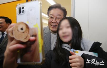 셀카 찍는 이재명 대표