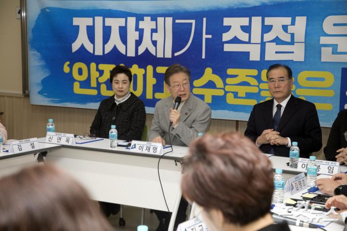 초등학교 방문한 이재명 대표