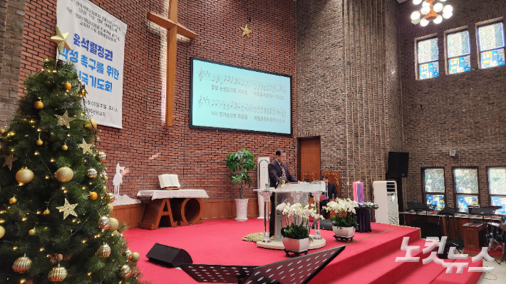 기도회 인도하는 정인 목사