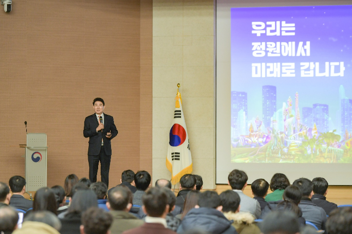 노관규 시장이 산림청 특강을 진행하고 있다. 순천시 제공 