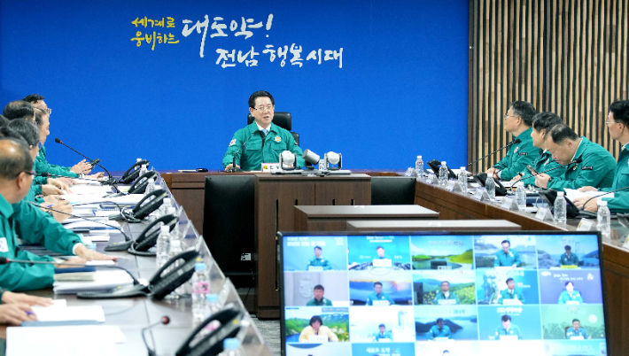 김영록 전라남도지사 6일 오후 도청 재난종합상황실에서 실국장 및 시군 부단체장들이 영상회의로 참석한 가운데 'AI 대응 재난대책 회의'를 주재하고 있다. 전라남도 제공