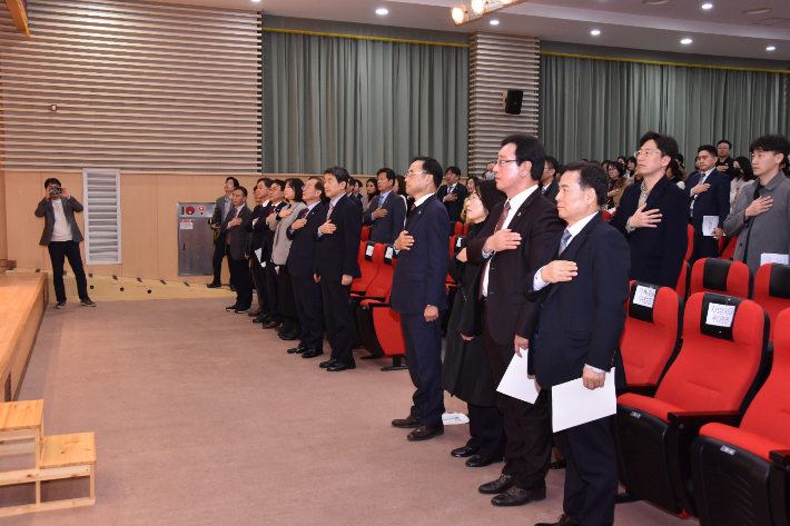 이주호 장관과 하윤수 부산시교육감 등이 교육특구 설명회에 앞서 국민의례를 하고 있다. 부산시교육청 제공