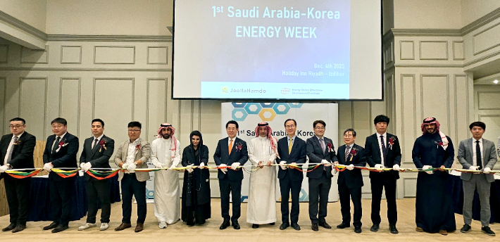 중동을 순방 중인 김영록 전라남도지사가 4일(현지 시간) 사우디아라비아 수도 리야드서 열린 '2023 KOR-KSA 에너지 위크' 행사에서 주요 내·외빈 및 기업 관계자들과 개막 테이프커팅을 하고 있다. 전라남도 제공