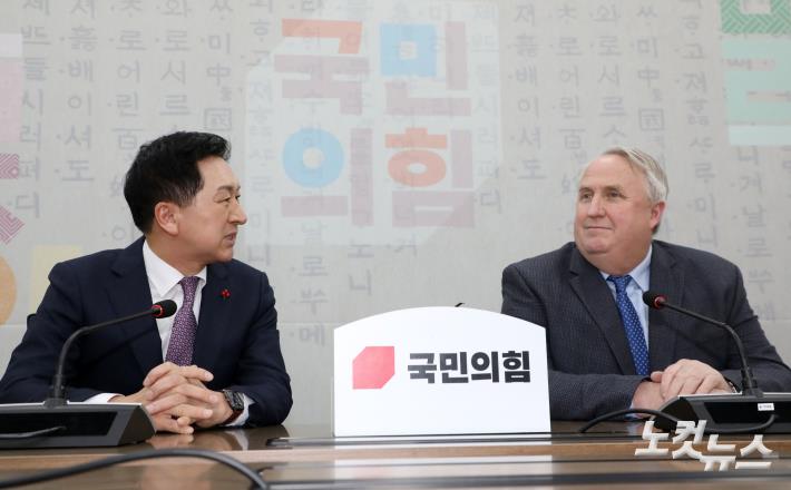 대화하는 김기현-인요한