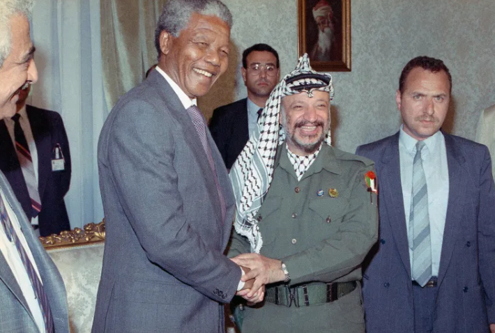 지난 1990년 PLO 지도자 야세르 아라파트를 만난 넬슨 만델라. 알자지라 캡처