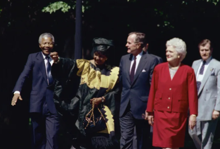 지난 1990년 미국 조지 HW 부시 대통령의 초청을 받아 미국에 방문한 넬슨 만델라. 알자지라 캡처