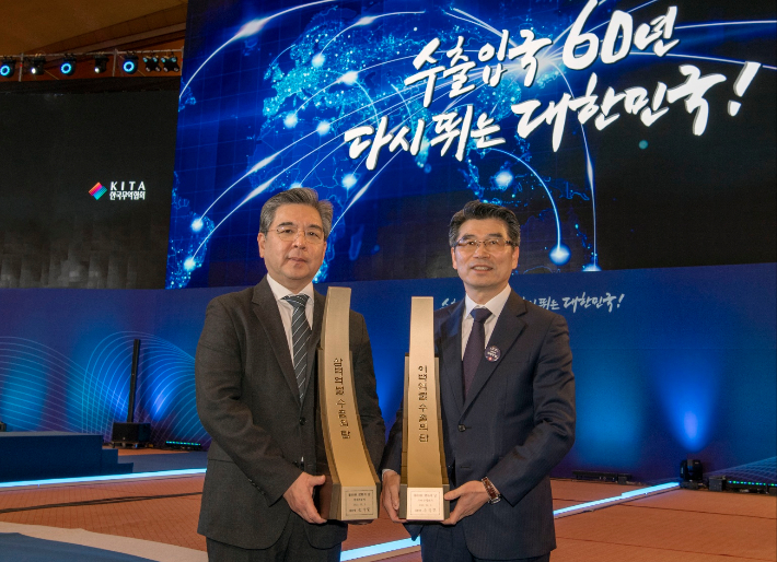 장재훈 현대자동차 사장(왼쪽)과 송호성 기아 사장. 연합뉴스