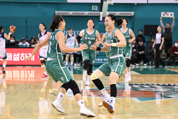 기뻐하는 하나원큐 선수들. WKBL 제공