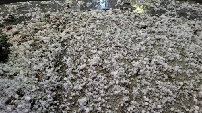 6일 밤 부산에 갑자기 우박이 떨어져 놀란 시민들이 몸을 피하는 등 소동이 빚어졌다. 다행히 다친 사람은 없는 것으로 알려졌다. 부산CBS