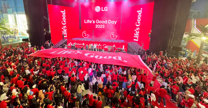 LG전자가 인도네시아 자카르타에서 인도네시아 내 5개 법인 임직원과 가족들을 초청해 Life's Good Day 캠페인을 진행했다. 인도네시아 법인의 33주년 기념 행사로 열린 캠페인에는 직원 및 가족 6500여 명이 참석해 Life's Good 메시지를 공유하는 시간을 가졌다. LG전자 제공