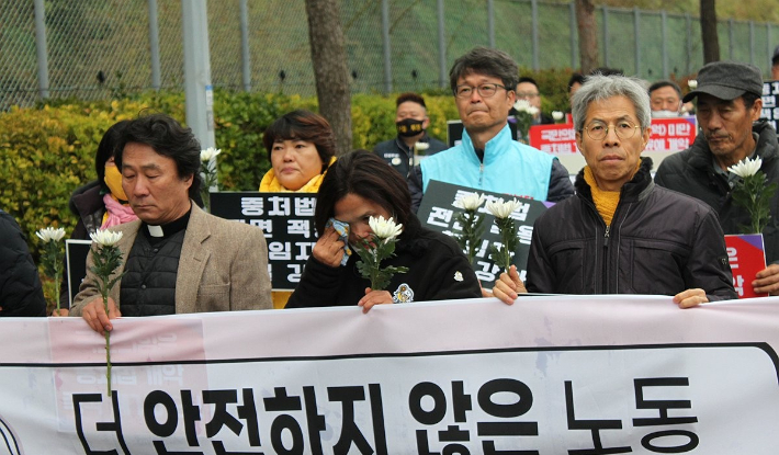 2018년 충남 태안화력발전소에서 끼임 사고로 숨진 청년 비정규직 노동자 고(故) 김용균 씨 5주기 추모제가 열린 지난 6일 고인의 어머니 김미숙 김용균재단 이사장이 행진 도중 눈물을 훔치고 있다. 연합뉴스