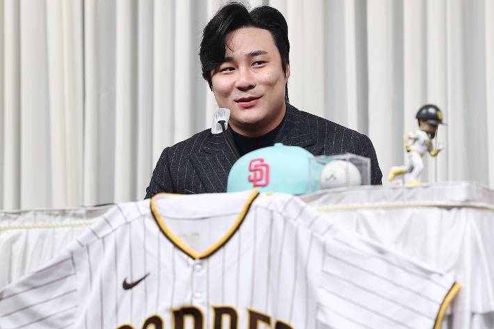 MLB 골드 글러브를 수상한 김하성(샌디에이고 파드리스)이 수상 공식 기자회견에서 취재진 질문에 답하고 있다. 연합뉴스