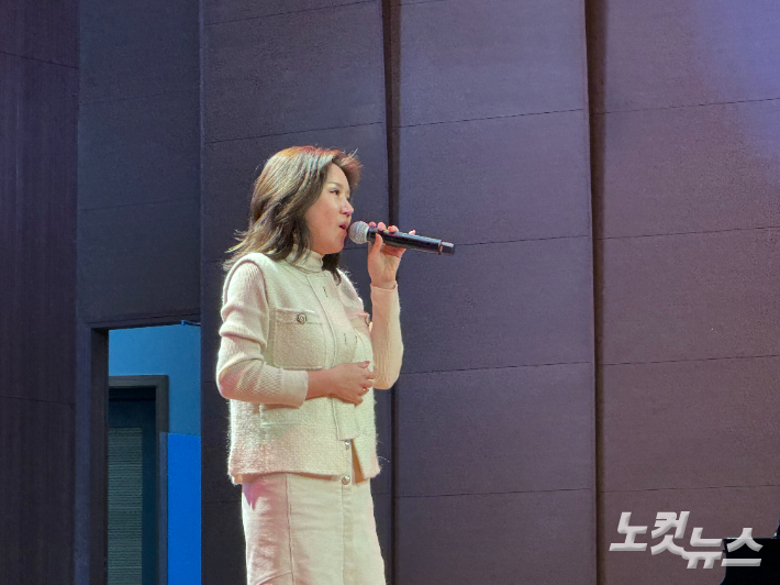 7일 열린 부산CBS 가족음악회 '함께'에서 무대에선 장한이 찬양사역자. 박진홍 기자