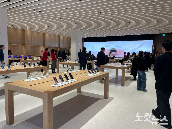 애플 하남 내부. 테이블 높이가 모두 다르다. 천장은 생합성 음향 패널로 설계했다. 홍영선 기자.