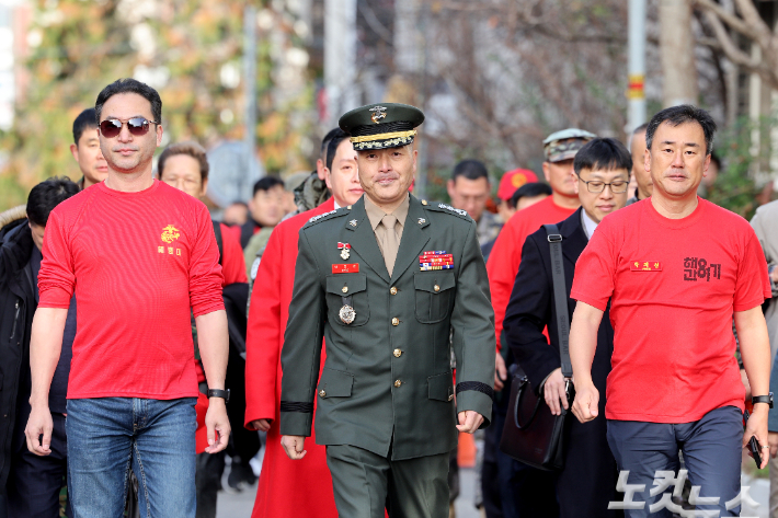 법정 향하는 박정훈 전 수사단장     (서울=연합뉴스) 임화영 기자 = 해병대 채모 상병 순직 사건 수사 이첩 관련 항명 및 상관명예훼손 혐의로 기소된 박정훈 전 수사단장(대령)이 7일 오전 서울 용산구 중앙지역군사법원에서 열린 관련 첫 공판에 출석하고 있다. 2023.12.7     hwayoung7@yna.co.kr (끝)   연합뉴스