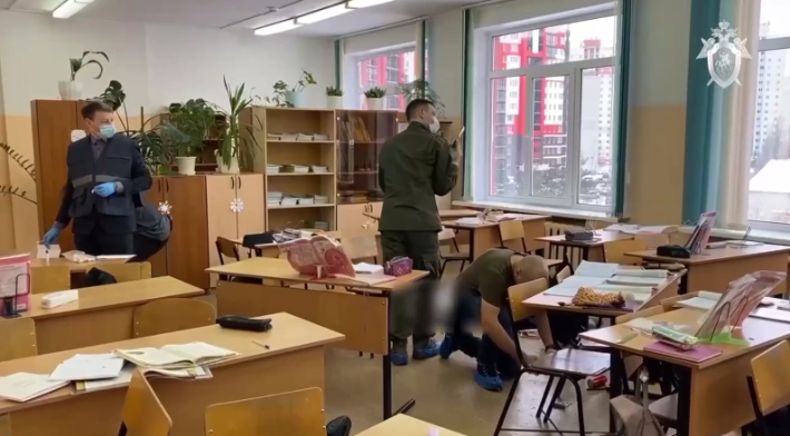 총기 난사가 발생한 러시아 브랸스크의 한 중학교 사건 현장을 조사하는 모습. 텔레그램 캡처