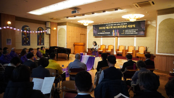 한국기독교가정생활협회 총무 이영미 목사가 기도하고 있다. (사진 = 교회협의회 인권센터) 