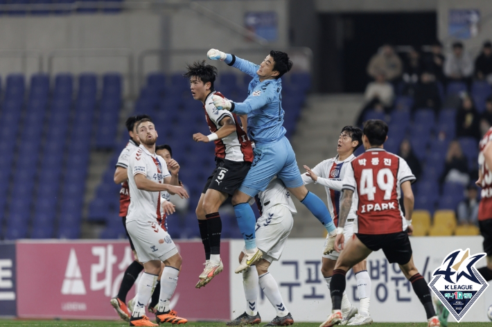 수원FC와 부산 아이파크의 1차전. 한국프로축구연맹 제공