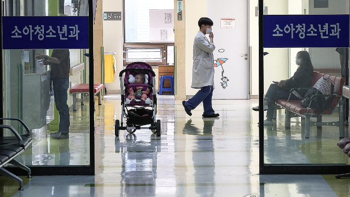 소아청소년과에서 한 아이가 진료를 기다리고 있다. 연합뉴스