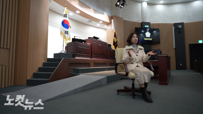 인터뷰에서 수원 군공항 이전사업 등에 대한 의견을 제시하고 있는 김 의장. 박철웅 피디