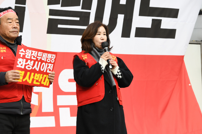 김 의장이 지난달 열린 총궐기대회에서 화성으로의 수원 군공항 이전에 반대하는 발언을 하고 있는 모습. 화성시의회 제공