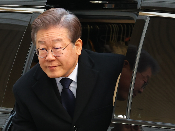 더불어민주당 이재명 대표가 8일 오전 서울중앙지법에서 열린 공직선거법 위반 관련 1심 속행공판에 출석하기 위해 차에서 내리고 있다. 연합뉴스 