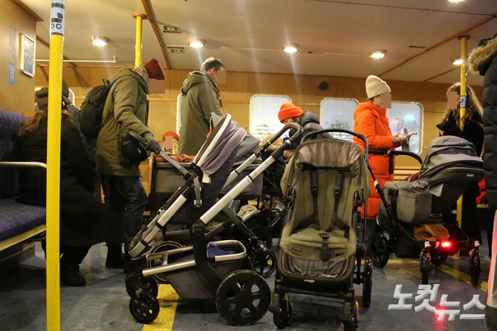 스웨덴 스톡홀름에서 대중교통으로 이용하는 배편에 부모들이 아이와 함께 탑승했다. 바닥에 있는 노란선 안쪽으로 유모차를 세워두는 모습. 강지윤 기자