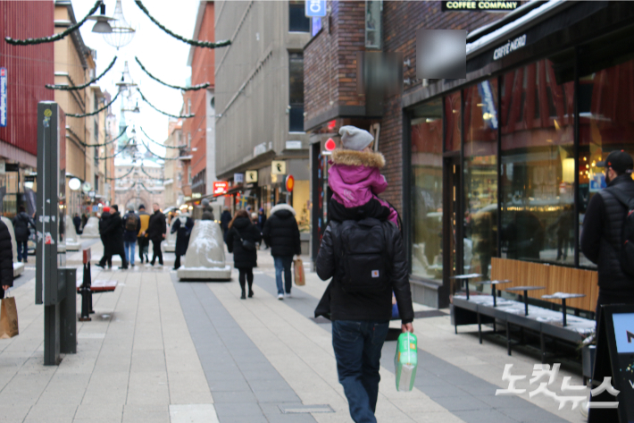 스웨덴 중심가에서 아이와 함께 걷는 아빠. 강지윤 기자