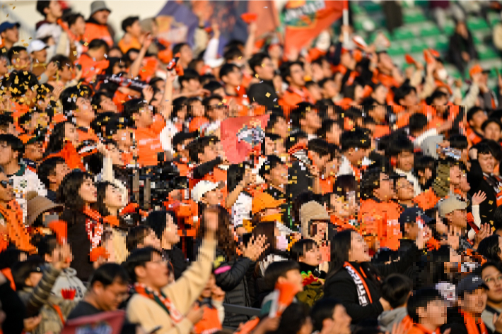 O número oficial de espectadores que assistiram ao último jogo do play-off de despromoção, realizado no dia 9, foi de 10.130, provando mais uma vez a paixão e o amor dos cidadãos de Gangneung pelo Gangwon FC.  Apresentado por Gangwon FC