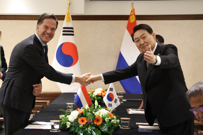 기념 촬영하는 한·네덜란드 정상. 연합뉴스