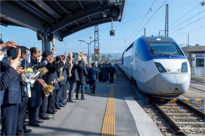 지난 2020년 3월 동해선 KTX 개통을 축하하고 있는 시민들. 동해시 제공