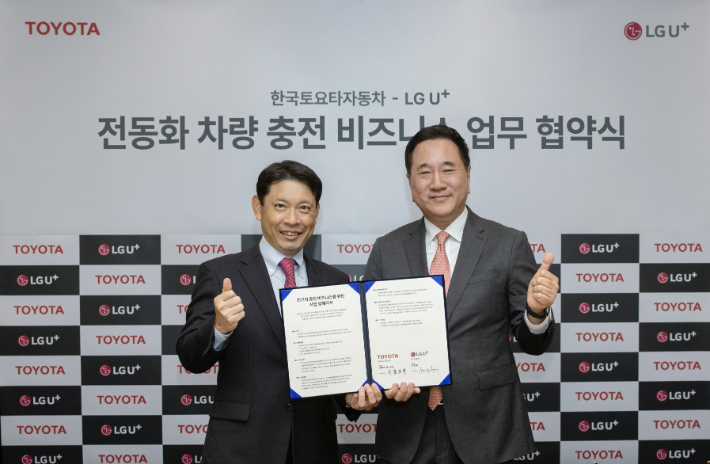 나카하라 토시유키 한국토요타자동차 전무(왼쪽)와 현준용 LG U+ 부사장. 한국토요타자동차 제공