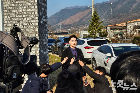 지난 5일 아내를 살해한 뒤 교통 사망사고로 위장한 혐의로 재판에 넘겨진 40대 육군 원사가 1심에서 중형을 선고받은 뒤 피해자 측 법률대리인 남언호 변호사가 발언하고 있다. 구본호 기자.