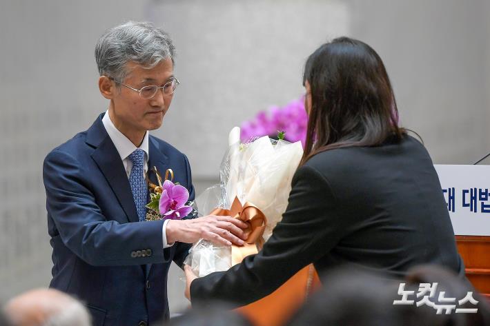 꽃다발 받는 조희대 신임 대법원장