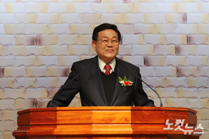 오천중앙교회는 10일 은퇴예식 및 임직예식과 임상진 원로목사(사진) 추대예식을 개최했다. 유상원 아나운서