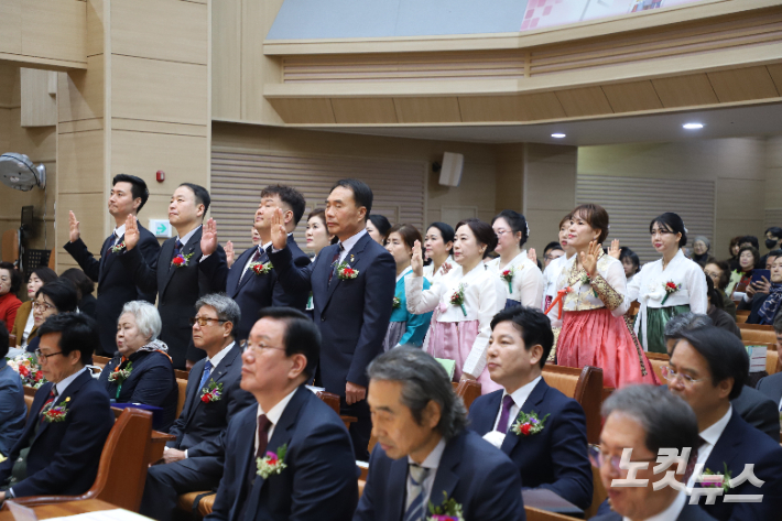 이번 임직식을 통해 이성희 장로 등 14명이 새로운 일꾼으로 세워졌다. 유상원 아나운서