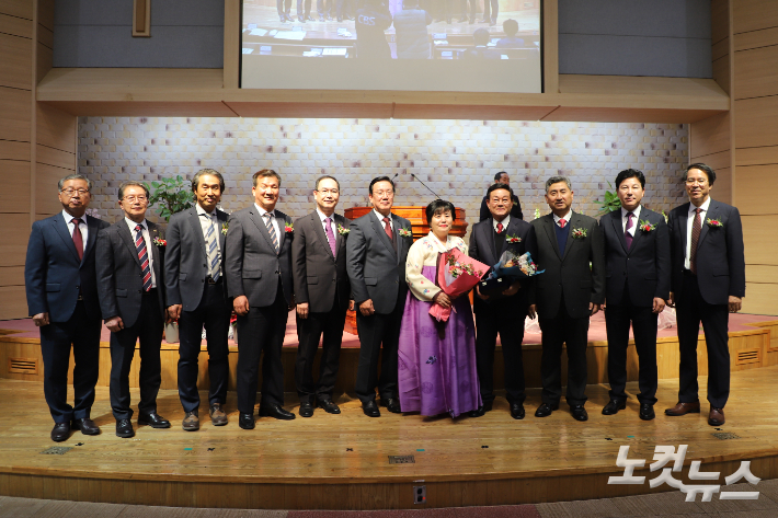 임상진 원로목사(우측에서 네번째) 부부와 노회임원 목회자들이 기념촬영을 하고 있다. 유상원 아나운서